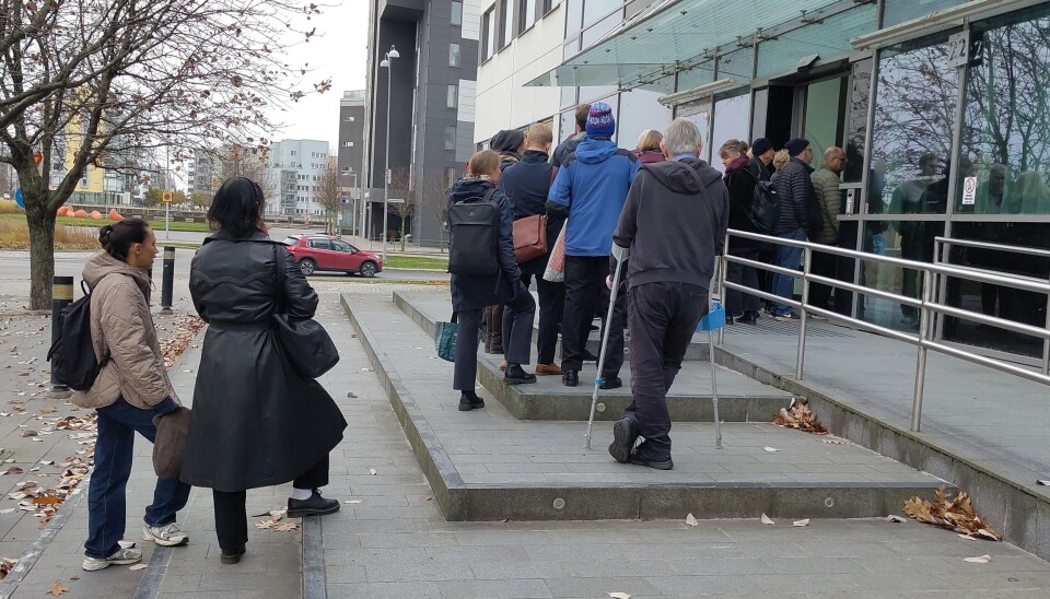 Kö. Kön till säkerhetskontrollen gick ända ut på gatan under onsdagsmorgonen. Kö. Kön till säkerhetskontrollen gick ända ut på gatan under onsdagsmorgonen.