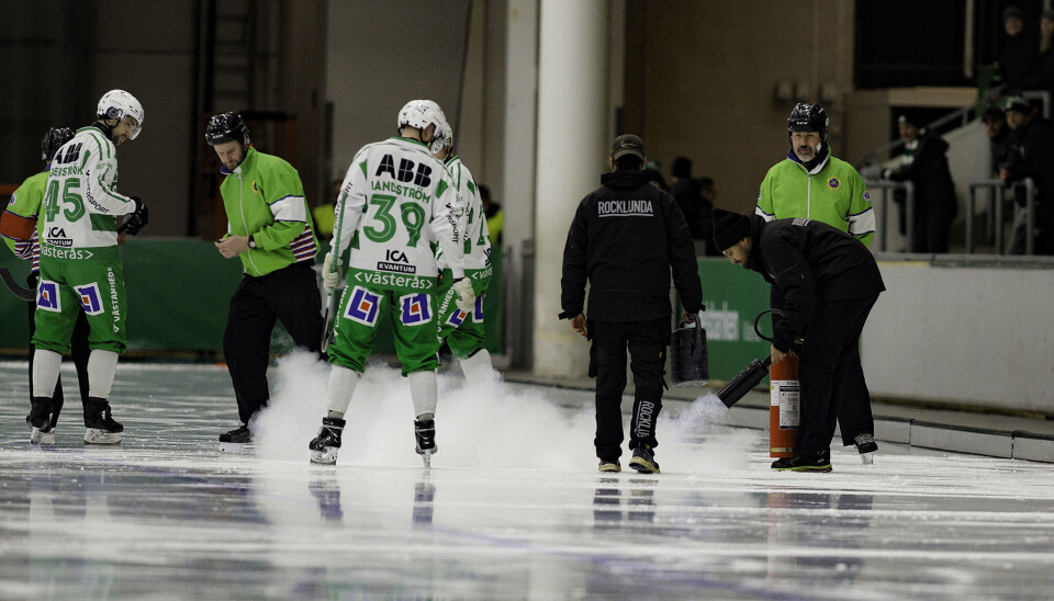 Problem med isen i ABB Arena Syd gjorde att matchen försenades.