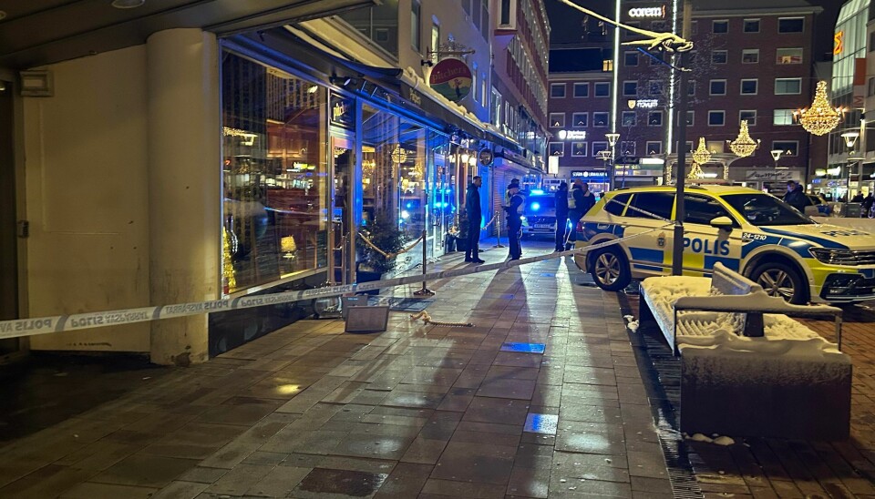 Brottsplats. Polisen spärrade av sportbaren Pitchers efter att en man blivit skjuten inne i lokalen på juldagen 2023. Brottsplats. Polisen spärrade av sportbaren Pitchers efter att en man blivit skjuten inne i lokalen på juldagen 2023.