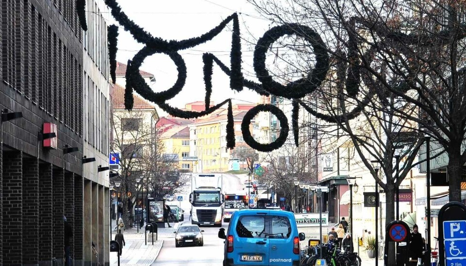 Snart upplyst. På söndag tänds belysningen i girlangerna som är uppsatta längs Stora gatan.