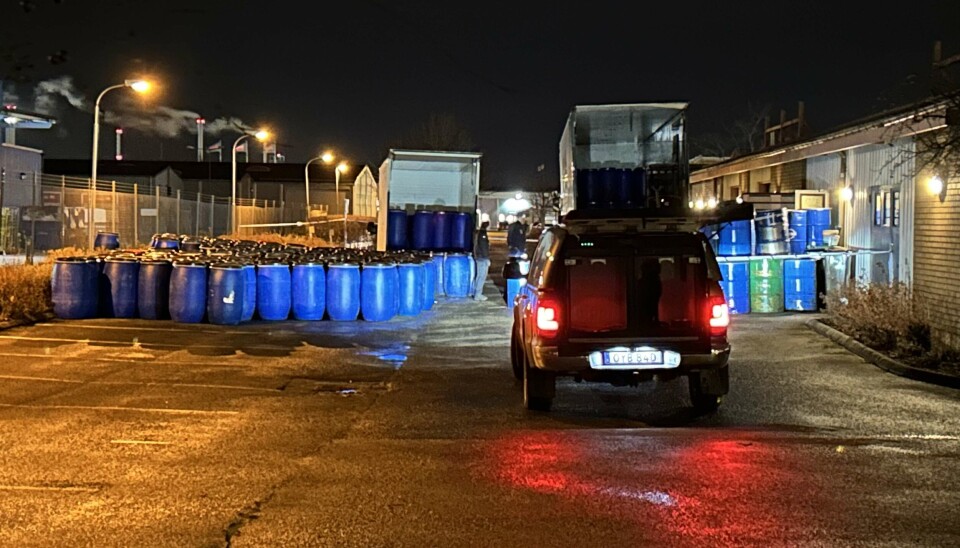Polisen spärrade av ett område intill en fastighet på Bäckby industriområde efter att en man i 60-årsåldern blivit skjuten i benet på platsen.
