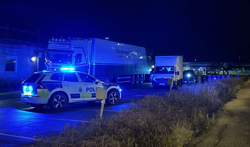Stor polisinsats på Bäckby efter att man blivit skjuten i benet