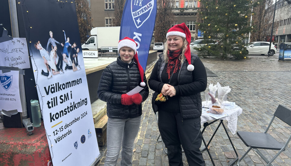 Laddar för SM. Beatrice och Lise-Lott Herrfall från IFK Västerås Konståkningsklubb fanns på plats under invigningen, bland annat för att informera om de kommande SM-tävlingarna i Västerås 12–15 december.