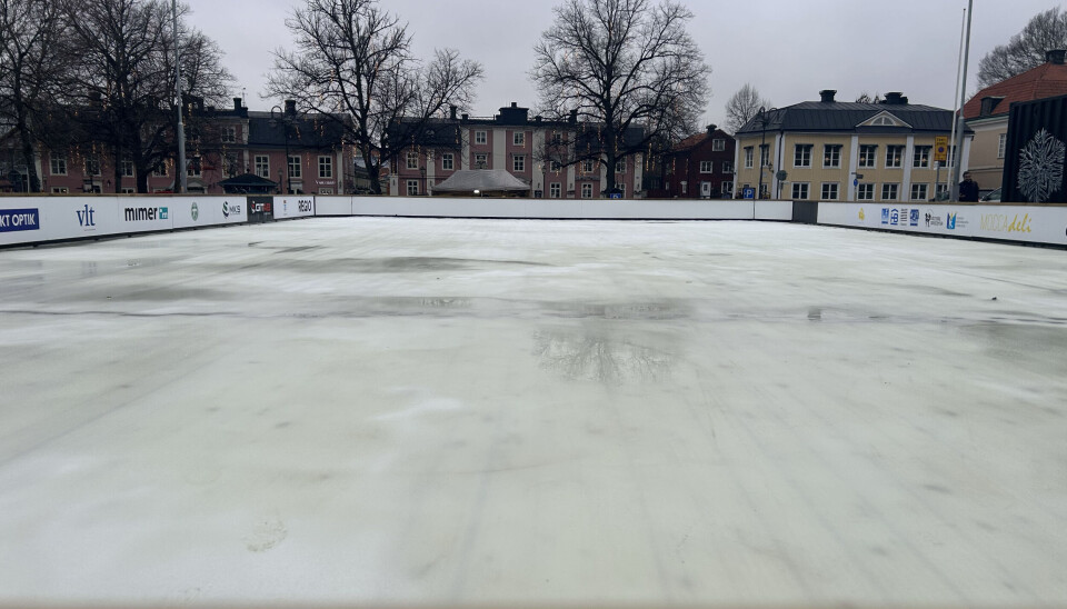 Isbanan ligger redo för en ny säsong. Även om just invigningsdagens väder kanske inte var det mest inbjudande.