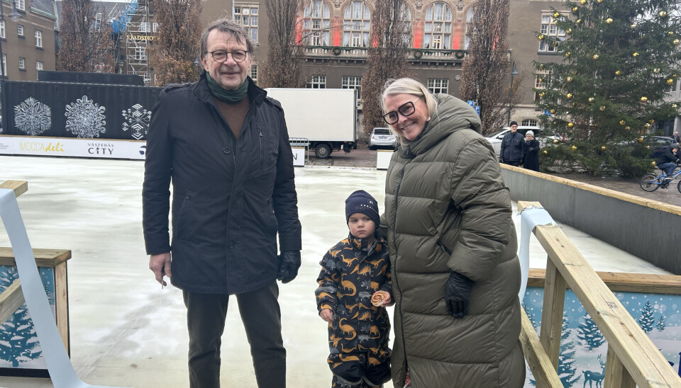 Invigningstrio. Lars Nordin, tekniska nämndens ordförande och Västerås Citysamverkans vd Maria Martinsson – med behjälplig assistans av barnbarnet August – invigde isbanan.