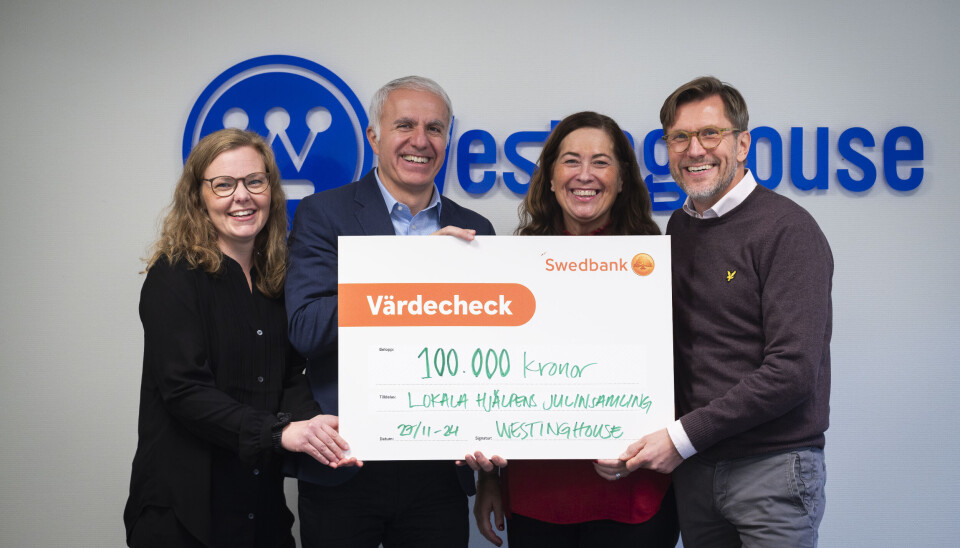 Stor gåva. Från vänster:
Linda Flink Wredh, hållbarhetsansvarig Westinghouse, Aziz Dag, vd Westinghouse Sverige, Gia Stockhaus, vd Lokala Hjälpen samt Johan Löv, kommunikationschef Westinghouse.