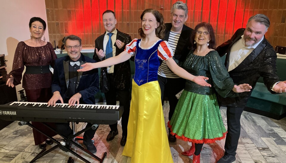 Reyvgänget. ”Alltid retar det nån” innehåller bland annat ett nummer om Socialdemokraternas lotteri och ett annat om Sverigedemokraternas trollkonton.