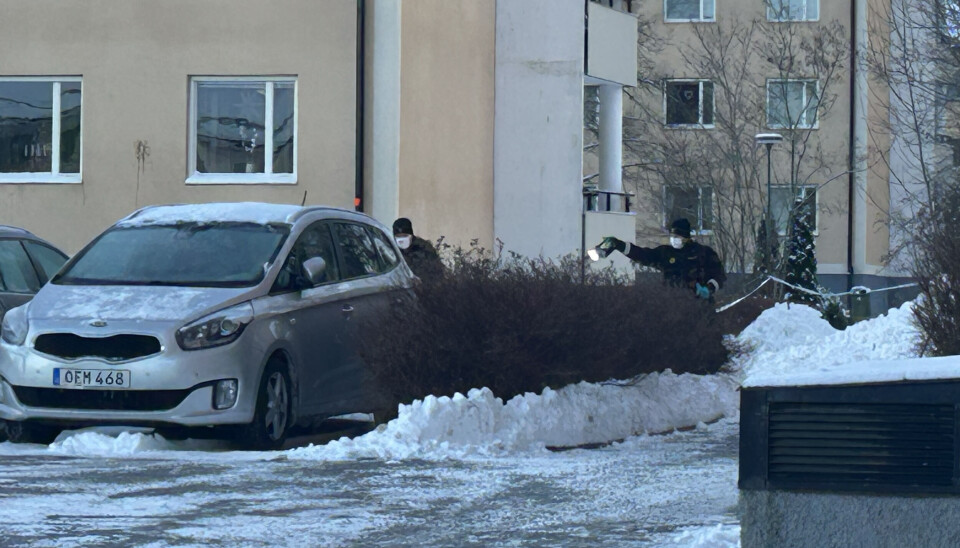 Polisens tekniker söker efter spår på parkeringen där kvinnan hittades.