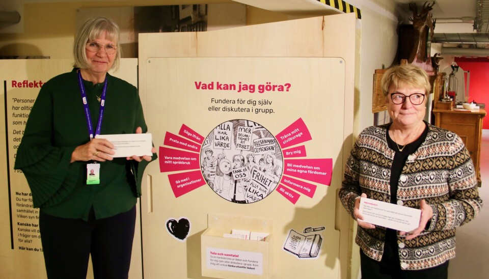 Diskutabelt. AnneChristine Ahl och Ulla-Britt Blomquist vid utställningen. Diskutabelt. AnneChristine Ahl och Ulla Britt Blomquist vid utställningen.