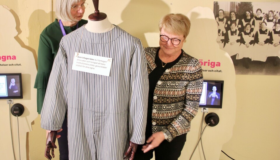 Likriktat. AnneChristine Ahl och Ulla-Britt Blomquist vid en uniform som intagna på institutioner fick bära. Likriktat. AnneChristine Ahl och Ulla Britt Blomquist vid en uniform som intagna på institutioner fick bära.