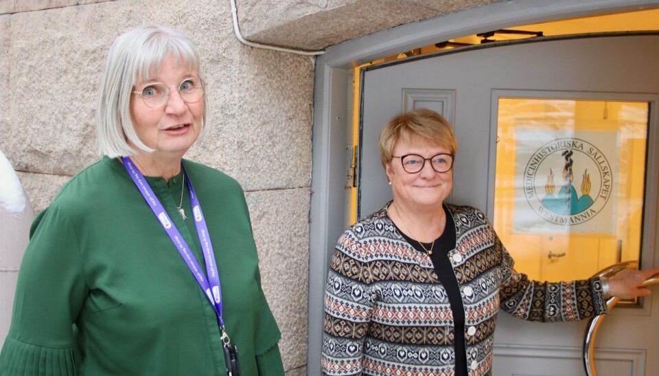 Regionalt. AnneChristine Ahl och Ulla-Britt Blomquist vid ingången till Vårdmuseet i regionhuset. Regionalt. AnneChristine Ahl och Ulla Britt Blomquist vid ingången till Vårdmuseet i regionhuset.