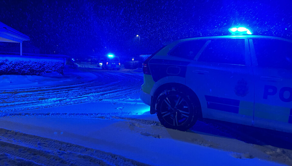 Poliser på plats i villakvarteret på Brottberga.