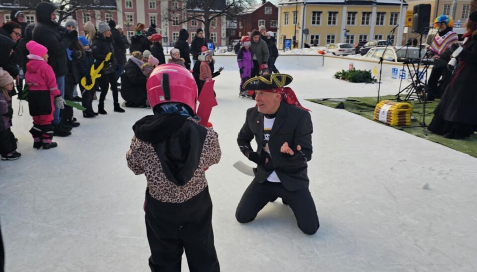 Julen dansades ut vid isbanan på Stora torget.