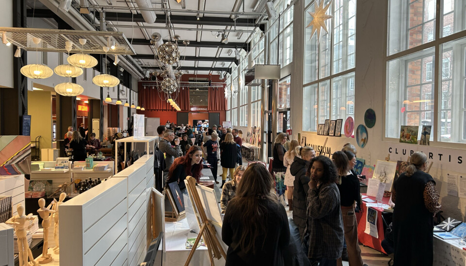 Välbesökt. Karlsgatan 2 var välfylld med besökare och utställare under lördagen. Västerås kulturmässa fortsätter under söndagen.