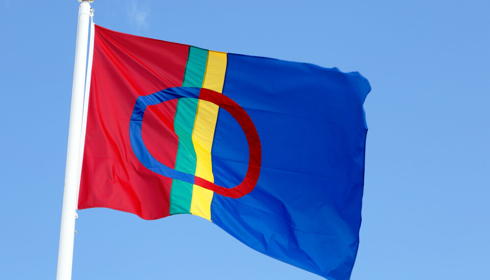 Närbild av samernas flagga mot blå himmel. Samerna är en av Sveriges nationella minoritetsgrupper och firar sin nationaldag den 6 februari.