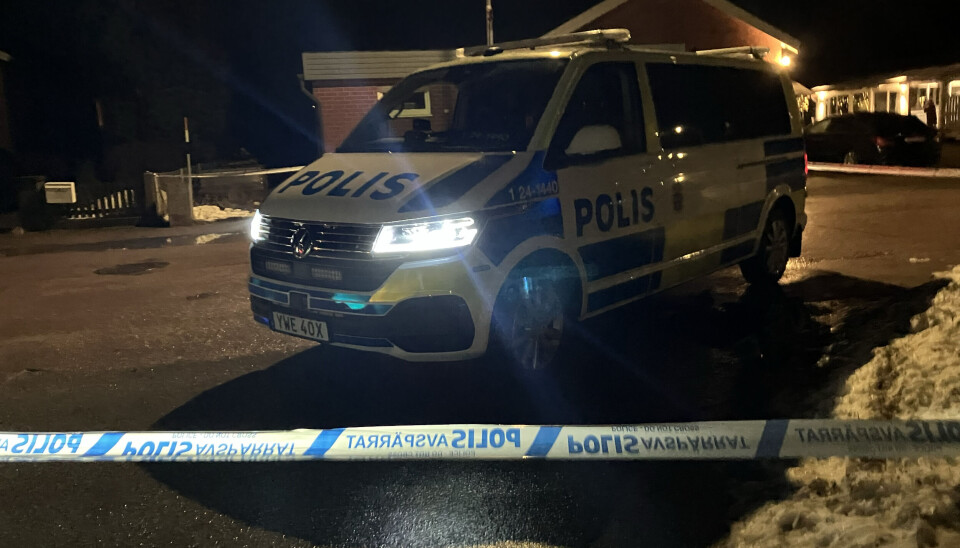 Bild från natten till fredagen då Larslundsgatan spärrades av efter en explosion.