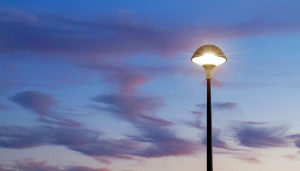 Besiktning. Gatubelysningen i Hallstahammar kontrolleras. Detta är en genrebild.