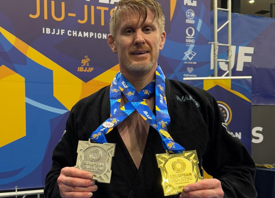 Tony Blessander med sina medaljer efter bedriften i Lissabon.