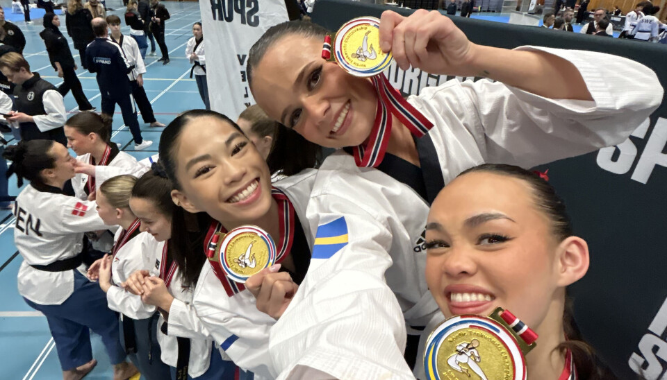 Guldtjejer. Tre glada tjejer på pallen efter sitt NM-guld Från vänster: Mia Knutsson, Alicia Brännback och Ellen Eckerström.