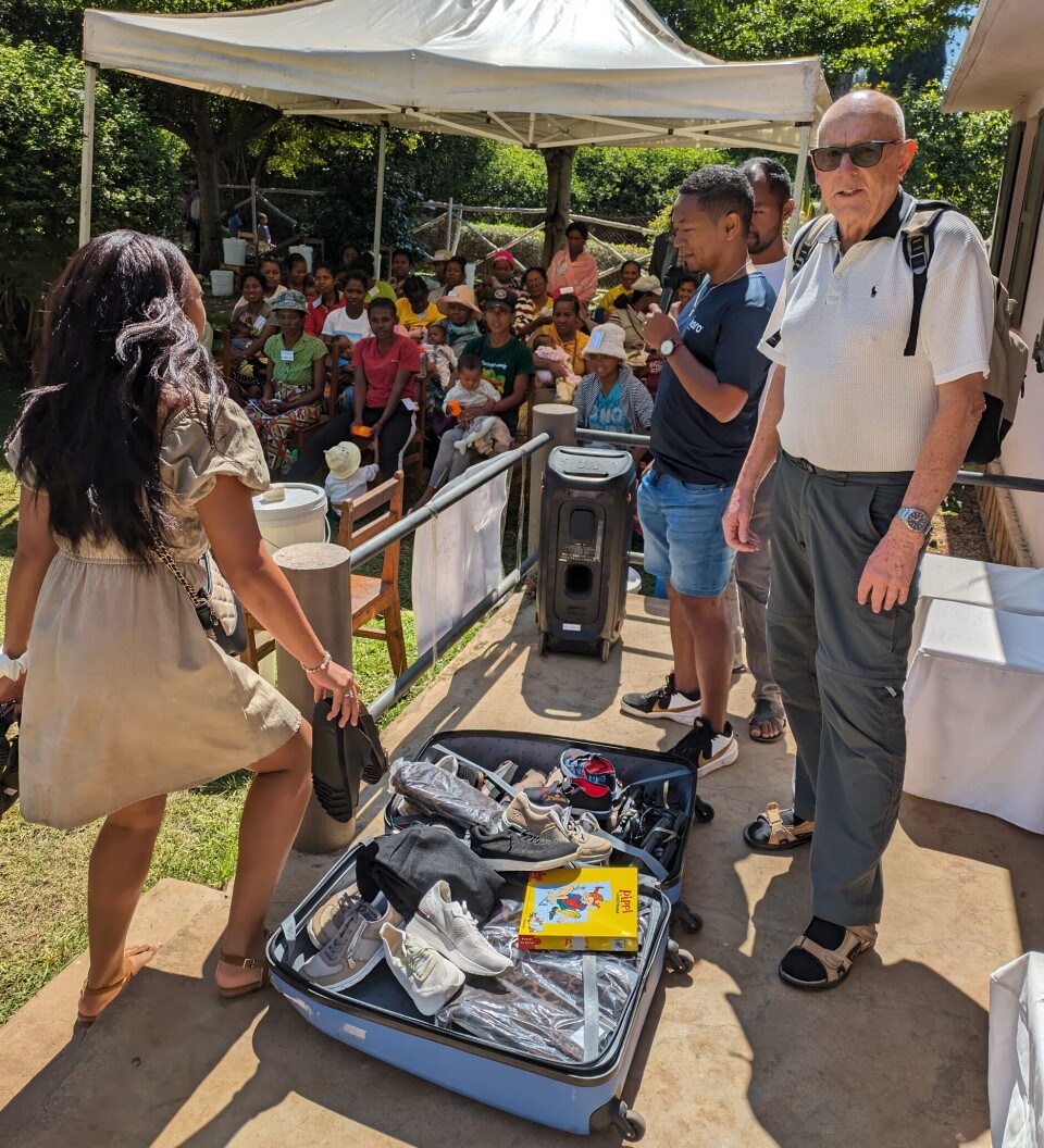 Delade ut kläder och skor. Curt vid utdelning av kläder och skor skänkta av Ryns skor, Anneli Klaar och familjen Fogelström.