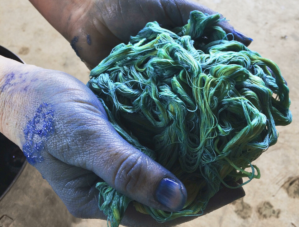 Mellan himmel och hav. Närmare 100 alster visas och allt går i blått, med några stänk av andra färger.
