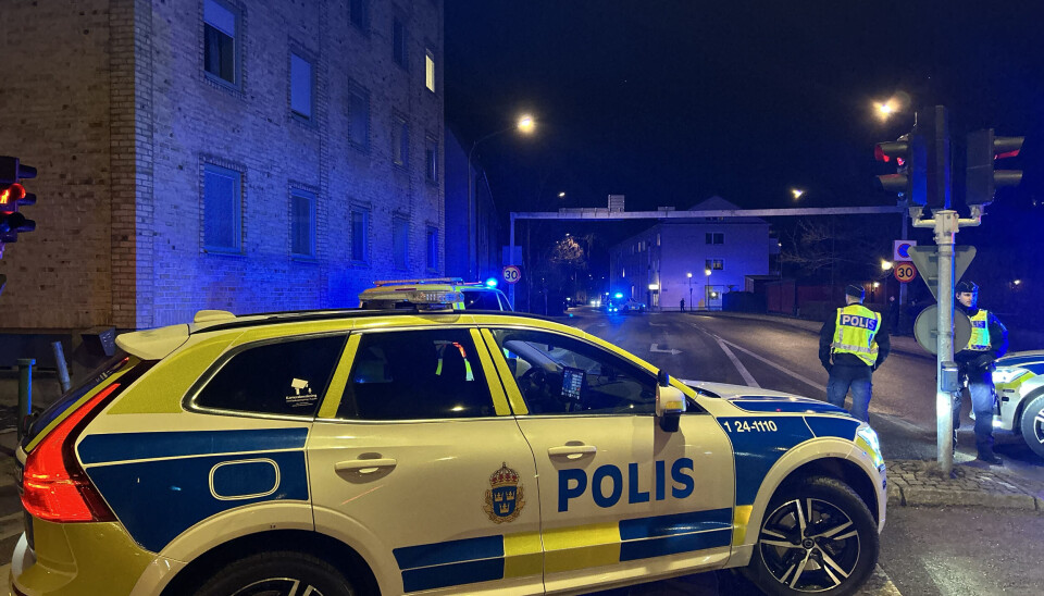 Polisen vid platsen där Vasagatan spärrats av.
