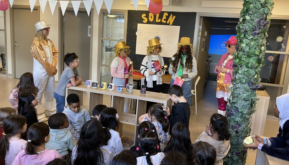 Melodifestival. Programledarna Sara, Yaran och Shasmeen inleder programmet.