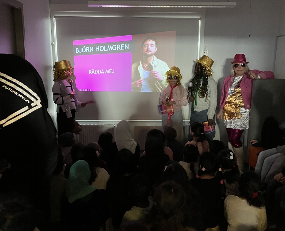 Melodifestival. Programledarna Sara, Yaran och Shasmeen inleder programmet.