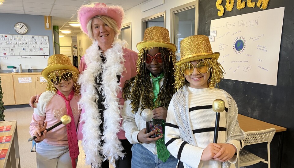 Helen Sangemark, rektor på skolan, omgiven av de tre programledarna Yaran, Shasmeen och Sara.