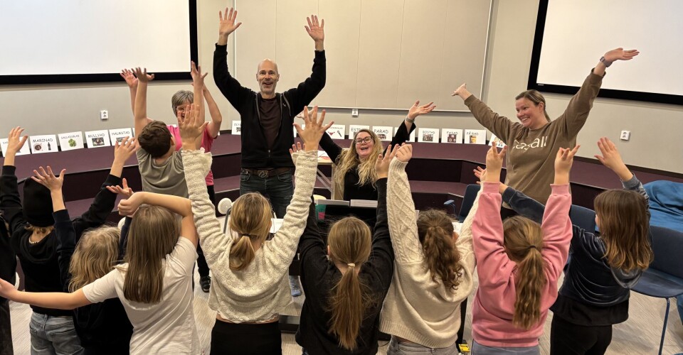 Gemensam övning. Åsa Ekma – lärare Ransta skola (något skymd), Bengt Kyllinge och Ulrika Larsson – Kumla-Tärna-Kila församling, Frida Andersson – musiklärare på Ransta skola samt elever, åk 4 Ransta