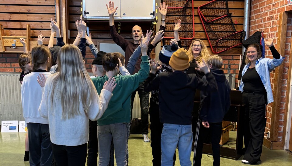 Bengt Kyllinge, Ulrika Larsson samt läraren Sofia Alriksson Olivares tillsammans med elever vid Kila skola.
