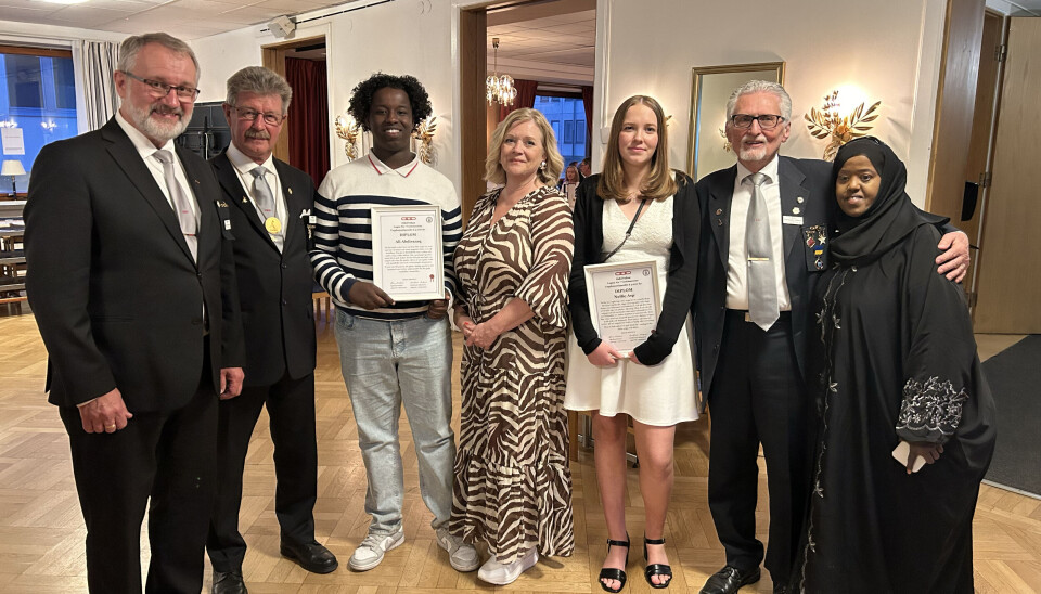 Förra årets utdelning. Bengt S Myrin, övermästare Odd Fellow loge nr 7, Göran Lindkvist från Odd Fellow, Ali Abdirazaq, Therese Ankreus från Here4U, Nellie Asp, Carl-Gustav Hallqvist från Odd Fellow och Alis mamma Medina. Foto: Jonas Edberg
