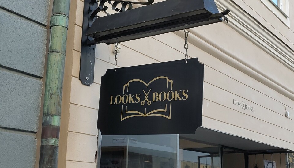 Lockar med litteratur. Frisörsalongen Looks & Books säljer visserligen böcker men det finns endast två renodlade bokhandlar i Västerås. Litterära lockar. Frisörsalongen Looks & Books säljer visserligen böcker men det finns endast en renodlad bokhandel i Västerås.