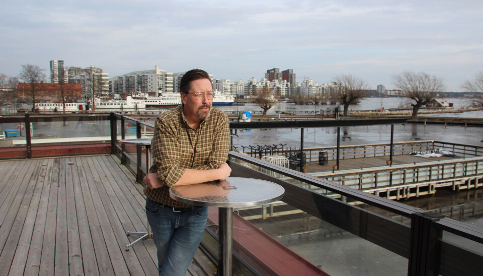 Lysande utsikter. Björn Carlsson ser ut över Mälaren från balkongen på övervåningen.