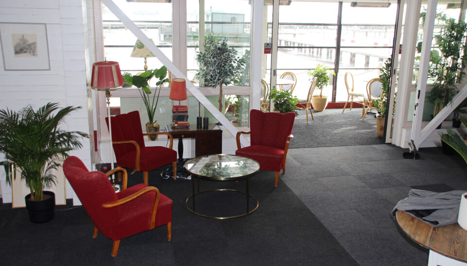 En del av möblemanget från Västerås Officersmäss är redan på plats på det nya stället.