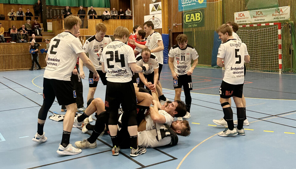 Handbollsligan nästa! VI-herrarna firar direkt efter slutsignalen i Anderstorps Sporthall på lördagskvällen efter att ha grejat uppflyttning till handbollsligan.