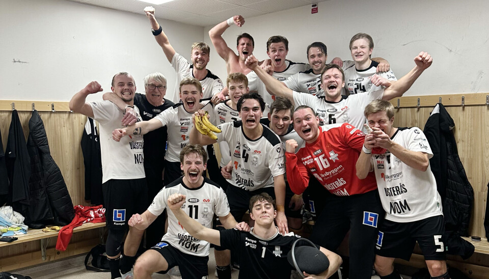 Vilt jubel i omklädningsrummet.