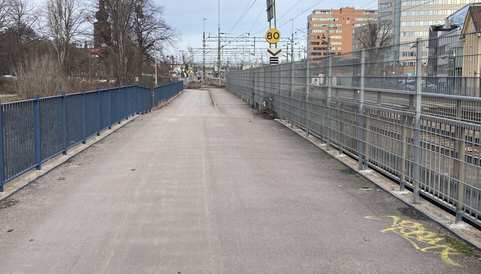 Nu har nio mil prioriterade cykelbanor börjat göras rent från grus, bland annat här på bron över Hamngatan intill järnvägsspåret.