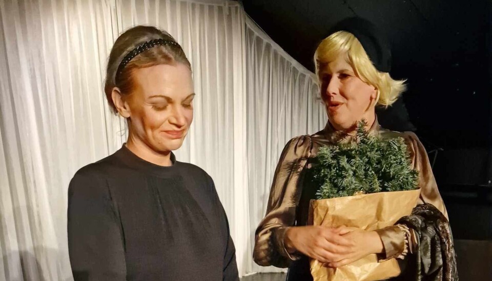 Sceniskt. Norrby Teaters uppsättning av 'Bukett eller krans' av Carin Mannheimer. Sceniskt. Norrby Teaters uppsättning av 'Bukett eller krans' av Carin Mannheimer.