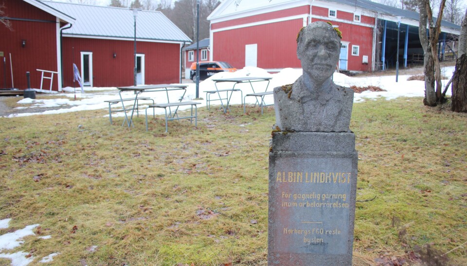 Arbetarskildrare. Albin Lindkvist, som bysten föreställer, är upphovsman till en bok och en film om gruvarbetarna i Norberg. Arbetarskildrare. Albin Lindkvist, som bysten föreställer, är upphovsman till en bok och en film om gruvarbetarna i Norberg.