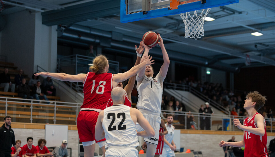 Lyfter mot slutspel. Aros Basket tog säsongens elfte seger i onsdags kväll hemma mot rödklädda Blackeberg. Här är Oskar Ekh på väg att lägga i två poäng.