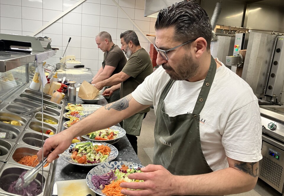 Kebabrush. Det är full rulle på Fratelli när det är dags att servera luncher till alla hungriga gäster. Närmast Sabri Hanna, sen Milad Hanna och längst bort Johan Heinrich.
