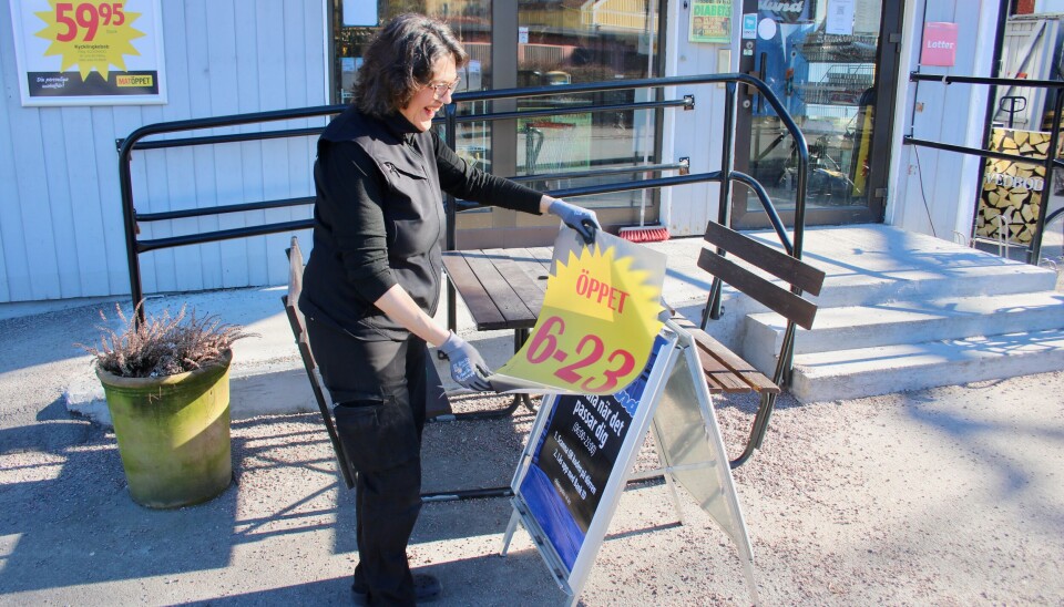 NYA TIDER. Karin Vestman sätter upp anslag med de nya öppettiderna. NYA TIDER. Karin Vestman sätter upp anslag med de nya öppettiderna.