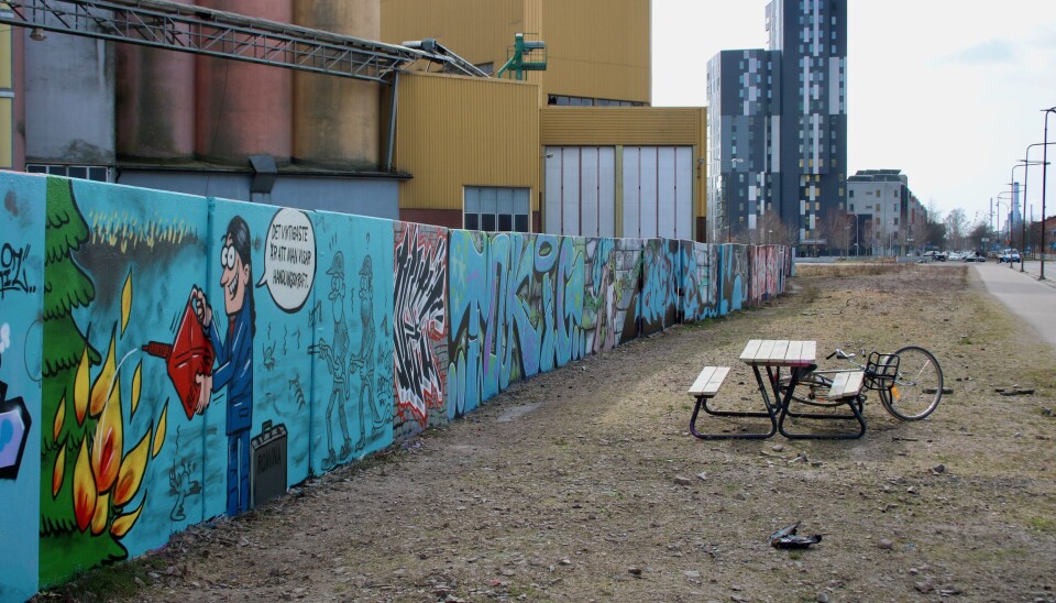 Syns vid silon. Max Gustafsons satirbild finns vid silon längs Kungsängsgatan. Syns vid silon. Max Gustafsons satirbild finns vid silon längs Kungsängsgatan.