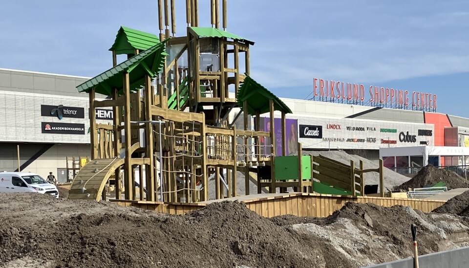 Lekplats. På Erikslunds shoppingcenter kommer det att finnas flera olika lek- och klättringsattraktioner både för yngre och äldre barn. Huvudattraktionen kommer att vara en 12 meter hög klätterställning.