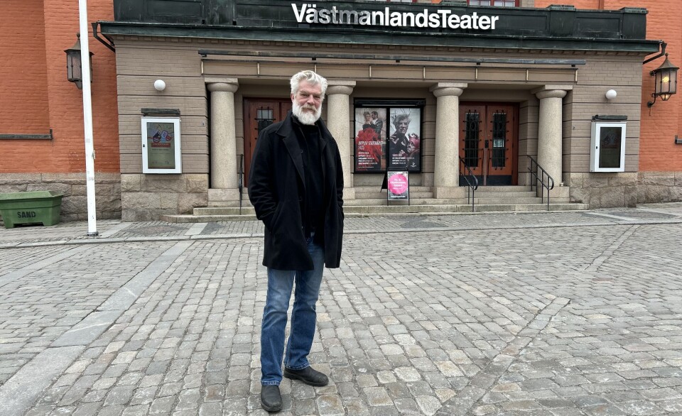 Trivs i Västerås. Jakob Eklund utanför Västmanlands Teater där Kung Lear kommer att spelas fram till 10 maj.