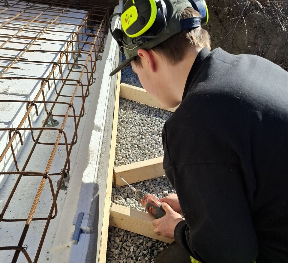 Förberedande arbete. Under vecka 15 gjuter man plattan för det nya rummet.