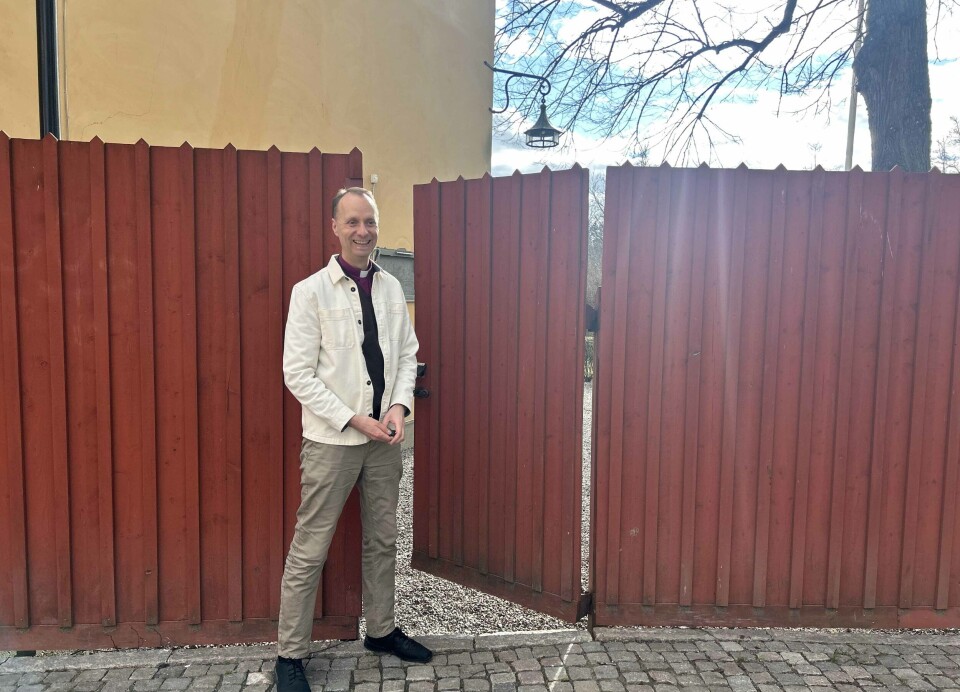 Välkommen. Porten in till trädgården där Mikael Mogren hittar lugn och energi.