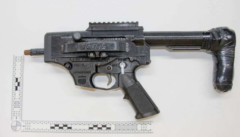 Vapnet. Pistolen bedöms vara ett 3dprintat vapen med beteckningen ”FGC-9” vilket enligt Polisen betyder ”Fuck Gun Control-9”. Som synes har vapnet även försetts med Coca Colas logotyp. Vapnet. Pistolen bedöms vara ett 3dprintat vapen med beteckningen ”FGC-9” vilket enligt Polisen betyder ”Fuck Gun Control-9”. Som synes har vapnet även försetts med Coca Colas logotyp.