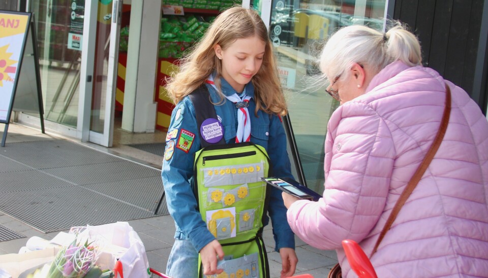SÄLJARE. Meja Lundmark säljer majblommor utanför Ica Maxi Hälla. SÄLJARE. Meja Lundmark säljer majblommor utanför Ica Maxi Hälla.